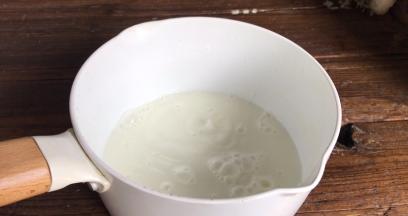 牛奶倒入奶锅中