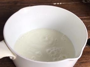牛奶倒入奶锅中