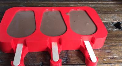 把巧克力牛奶糊，倒满磨具内