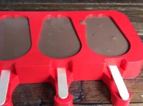 把巧克力牛奶糊，倒满磨具内