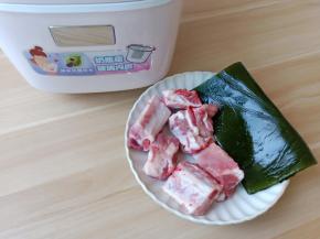 准备新鲜的排骨，海带【海带是腌制过的那种，所以这道汤不需要加盐】