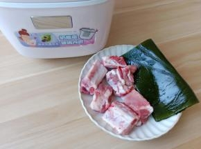 准备新鲜的排骨，海带【海带是腌制过的那种，所以这道汤不需要加盐】