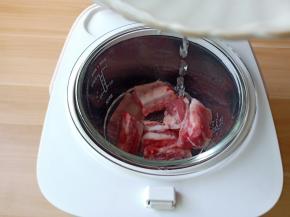 把排骨放入美的BB智能电饭煲，加适量的清水。【电饭煲内胆采用5.0mm奶瓶级的玻璃更加放心地使用，88个泉眼的设计更好地炖煮功能】