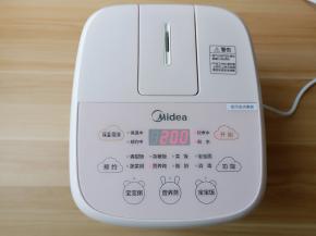 美的BB智能电饭煲按营养炖键，给排骨先焯水。