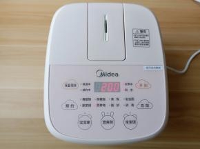 美的BB智能电饭煲按营养炖键，给排骨先焯水。