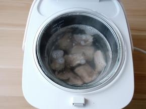 排骨焯水过后的记得清洗一下，重新加清水开始炖排骨。