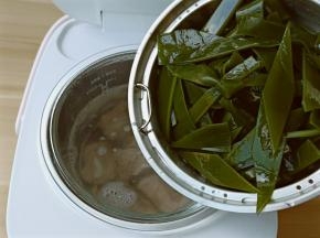 排骨炖至15分钟后加海带一起炖。