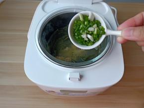 出锅前加点葱花调味就可以。