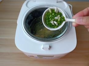 出锅前加点葱花调味就可以。