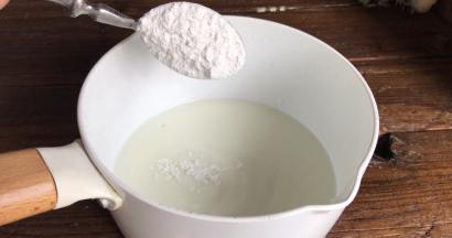 加入糯米粉，搅拌均匀