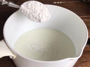 加入糯米粉，搅拌均匀