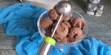 取出用挖球器或者小勺，挖入杯内