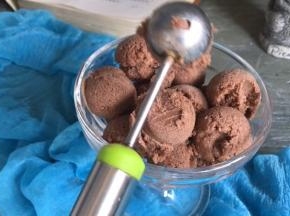 取出用挖球器或者小勺，挖入杯内