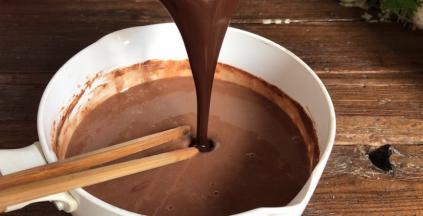 加入巧克力，搅拌均匀