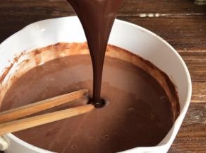 加入冷却后的巧克力，搅拌均匀后放入冰箱冷冻1小时左右，至凝固即可