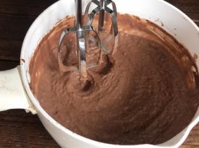 再次取出，打发后再放入冰箱冷冻半小时左右