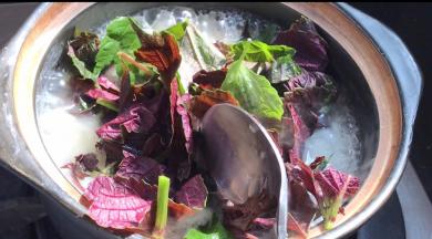 加入紫苏，搅拌均匀