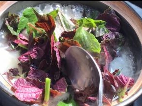 加入紫苏，搅拌均匀