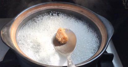 沸腾后加入冰糖，搅拌至融化后转小火煮半小时