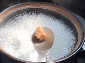 沸腾后加入冰糖，搅拌至融化后转小火煮半小时