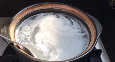 置火上，开大火经常搅拌