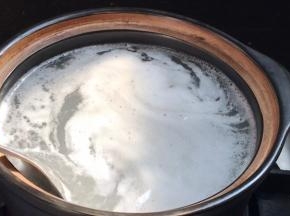 置火上，开大火经常搅拌