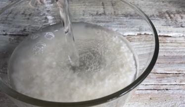 梗米用清水浸泡半小时