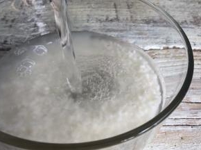 梗米用清水浸泡半小时