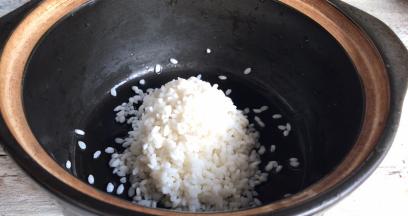 浸泡好的梗米，洗净后放入r