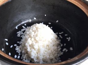 浸泡好的梗米，洗净后放入r
