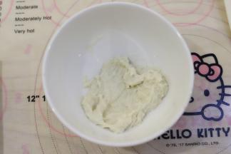 开水冲入放有高筋面粉的碗内，搅拌均匀后放至凉透，放冰箱冷藏2小时以上。