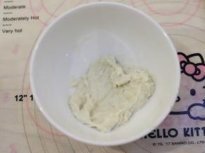 开水冲入放有高筋面粉的碗内，搅拌均匀后放至凉透，放冰箱冷藏2小时以上。