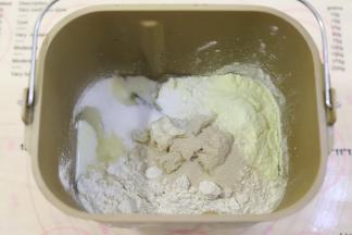 将主面团的所有材料包括汤种按先液体后粉类的顺序放入面包机桶内，盐、糖和酵母分开放。