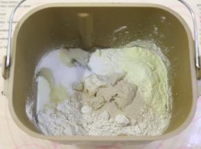 将主面团的所有材料包括汤种按先液体后粉类的顺序放入面包机桶内，盐、糖和酵母分开放。