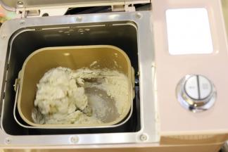 启动面包机和面功能，时间设置20分钟。