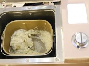 启动面包机和面功能，时间设置20分钟。