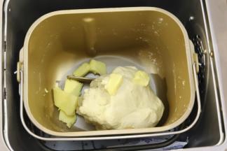 和面时间剩余8分钟时放入黄油，继续揉面到扩展阶段后，程序结束。