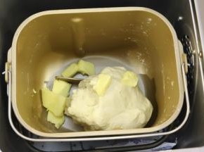 和面时间剩余8分钟时放入黄油，继续揉面到扩展阶段后，程序结束。