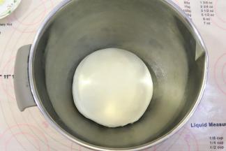 取出面团，整圆后放入盆内，盖上保鲜膜，室温26度进行一发（大概发酵时间为40分钟）。