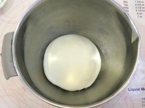 取出面团，整圆后放入盆内，盖上保鲜膜，室温26度进行一发（大概发酵时间为40分钟）。