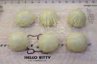 面团轻压排气后，平均分成6份，整圆盖上保鲜膜松弛15分钟。