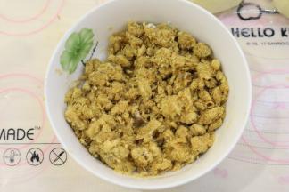 肉松和沙拉酱混合均匀。