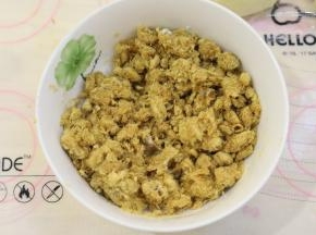 肉松和沙拉酱混合均匀。