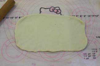 取一小份面团，擀成薄片。