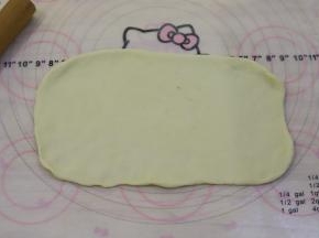 取一小份面团，擀成薄片。