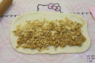 翻面后中间放上肉松，留四周不要放。