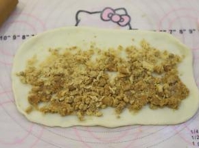 翻面后中间放上肉松，留四周不要放。