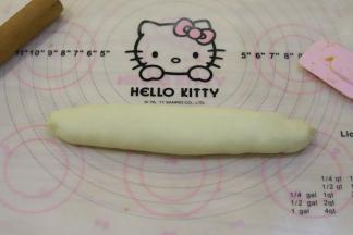 从下往上卷好，收口捏紧朝下。