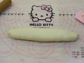 从下往上卷好，收口捏紧朝下。