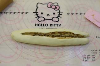 用切刀从从中间切断，留最上面不要切。